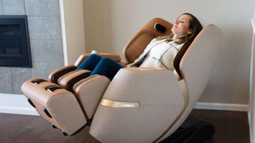 Person der slapper af i massagestol for at støtte restitution og ro i kroppen